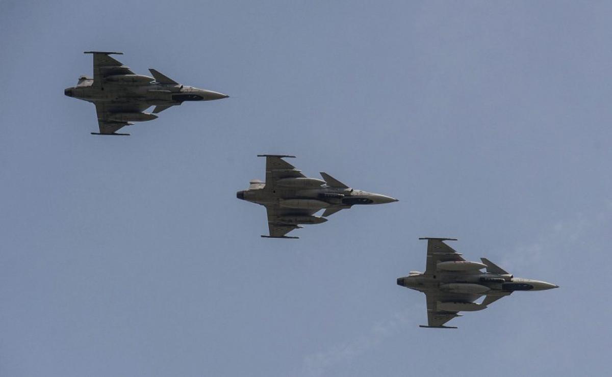 Thai fighter jet crashes at air show; Pilot killed